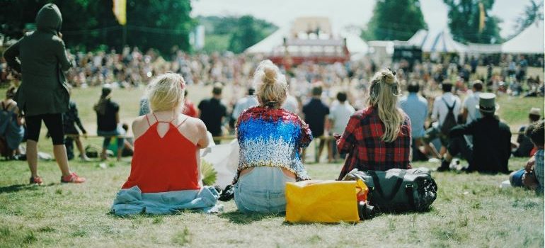 three girls vibing on a festival 